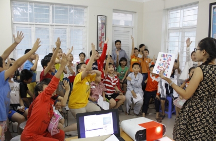 Mua máy chiếu dùng cho lớp học hãng nào tốt?